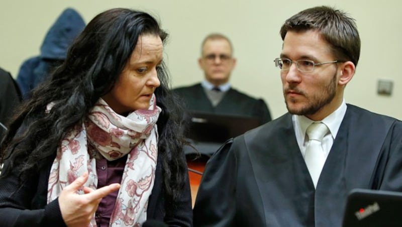 Beate Zschäpe berät sich mit ihrem Anwalt Mathias Grasel. (Bild: APA/AFP/POOL/MICHAELA REHLE)