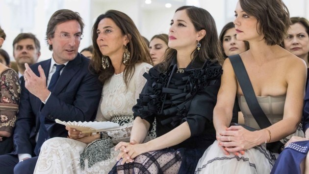 Pietro Beccari mit Ehefrau Elisabetta, Amira Casar, Katie Holmes und Victoire de Castellane in der Front Row bei Dior (Bild: www.PPS.at)