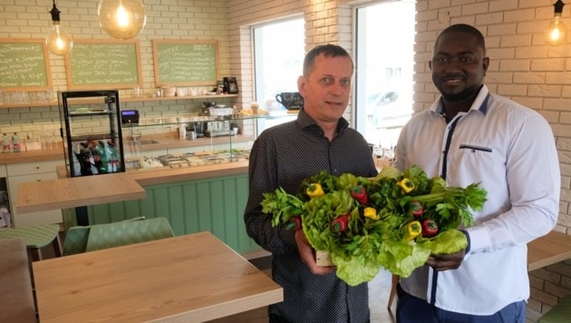 Thomas Wild (li.) und Kawsu Jallow haben erst Mitte Juni das Rock‘n Salat am Südbahnhofmarkt eröffnet. (Bild: Horst Einöder)