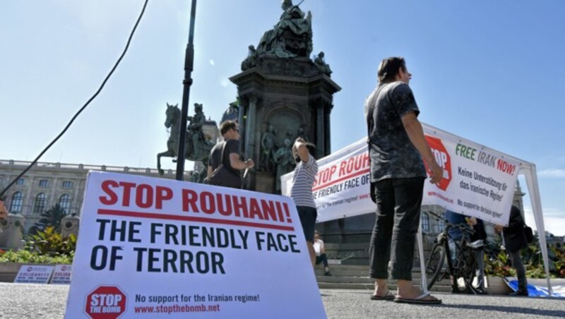 Protest in Wien gegen Irans Präsident Hassan Rouhani (Bild: APA/HERBERT NEUBAUER)