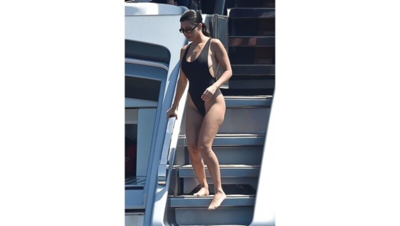 Kourtney Kardashian zeigt auf der Yacht vor Portofino viel Haut. (Bild: www.PPS.at)