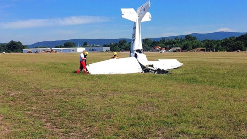 Das Flugzeug schlug auf der Wiese neben der Landebahn am Flughafengelände in Bad Vöslau ein. (Bild: zVg)