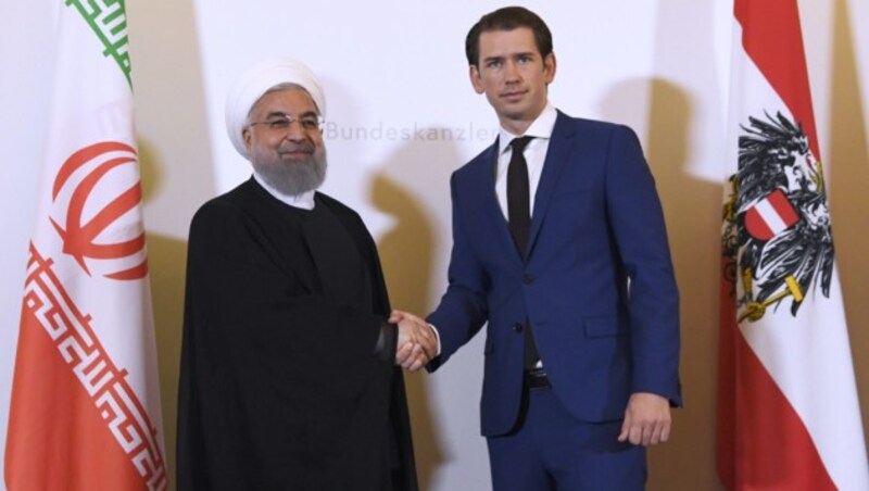 Handschlag zwischen Hassan Rouhani und Sebastian Kurz (Bild: APA/ROBERT JAEGER)