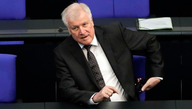 Horst Seehofer am Mittwoch im Parlament in Berlin (Bild: AP)