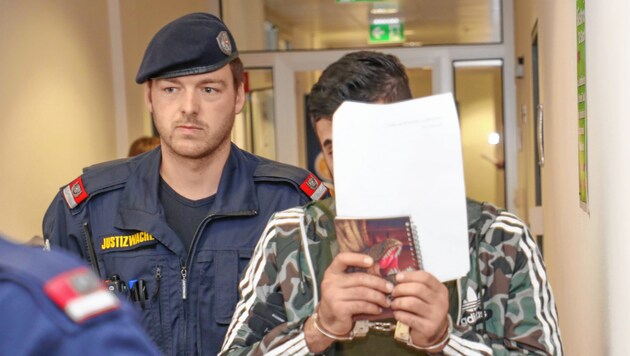 Justizwachebeamte führten den Angeklagten in den Verhandlungssaal des Landesgerichtes Salzburg (Bild: www.neumayr.cc)