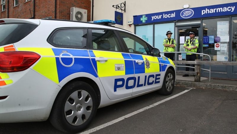 Polizisten bewachen den Eingang einer Apotheke in der Stadt Amesbury wenige Kilometer von Salisbury entfernt. (Bild: APA/AFP/GEOFF CADDICK)