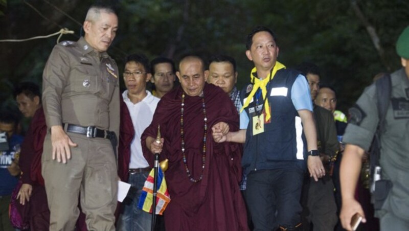 Der berühmte buddhistische Mönch Kruba Boonchum unterstützt die Rettungsmaßnahmen. (Bild: AFP)