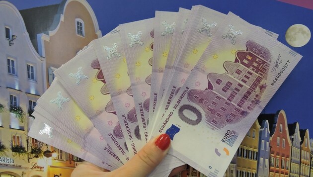 5000 Stück gibt es vom 0-Euro-Schein mit Schärdinger Motiv. (Bild: Schärding Tourismus)