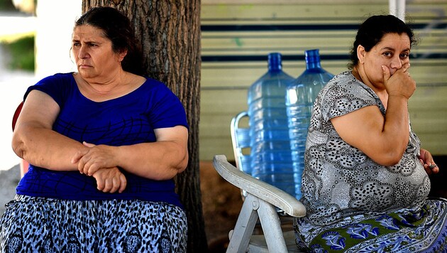 Bewohnerinnen einer Roma-Siedlung in einem Vorort von Rom (Bild: APA/AFP/ALBERTO PIZZOLI)