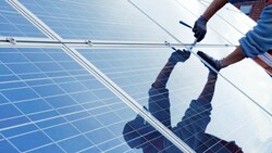 Grüner Strom aus Sonnenkraft gilt in Kärnten als Schlüssel zur Erreichung der Energie- und Klimaziele. Das Land bietet Unterstützung. (Bild: stock.adobe.com (Symbolbild))