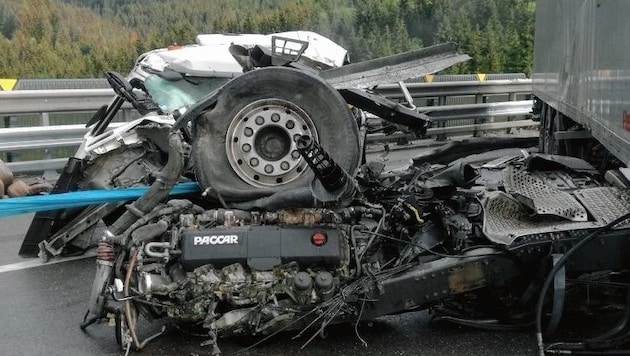 Das Führerhaus eines LKW wurde unter den Aufleger gequetscht! Der Fahrer überlebt schwerstens verletzt. (Bild: FF Ligist)
