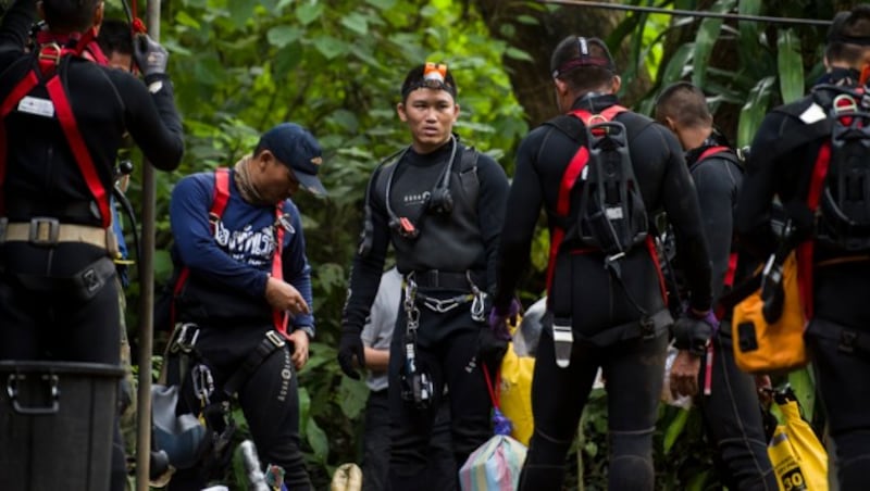 Thailändische Taucher bei der Tham-Luang-Höhle, in der die Fußballmannschaft eingeschlossen war (Bild: AFP)