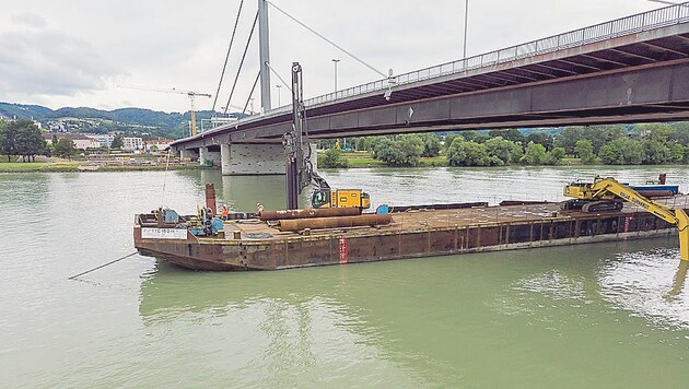Für den Bau der Bypässe der Voestbrücke ist auch eine riesige schwimmende Baustelle notwendig. (Bild: Mike Wolf)