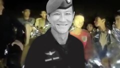 Saman Kunan (38) von den thailändischen Navy Seals starb bei seinem Einsatz in dem Höhlenkomplex, in dem ein Jugendfußballteam eingeschlossen ist. (Bild: AFP, facebook.com, krone.at-Grafik)