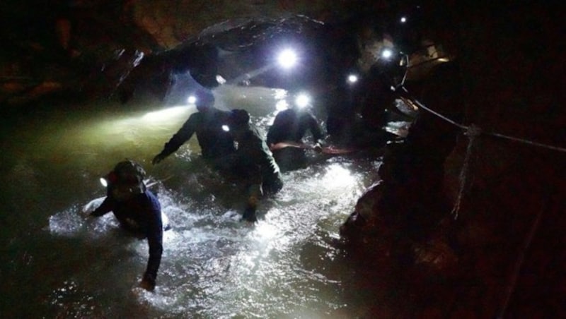 Taucher der Thai Navy Seals kämpfen sich durch die Kammern des Höhlenkomplexes. (Bild: AFP)