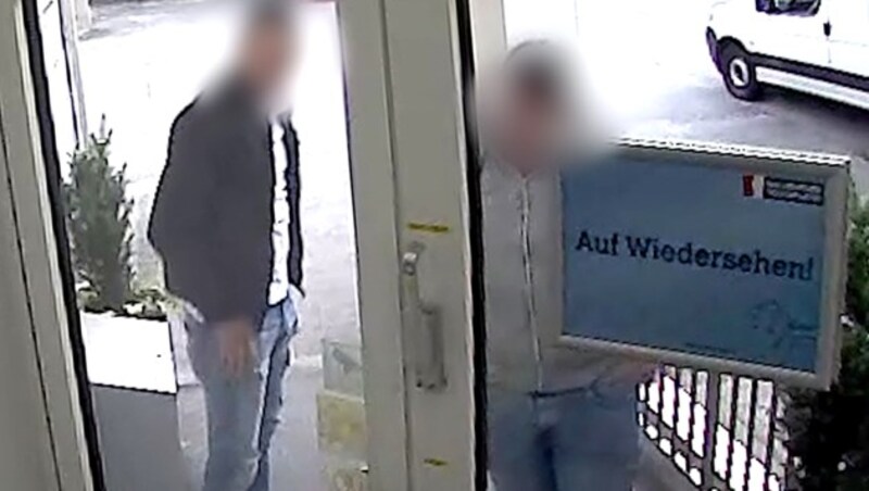 Ein Überwachungsvideo, das krone.at vorliegt, zeigt die umstrittene Pflasterstein-Aktion zweier ÖGB-Mitarbeiter. (Bild: krone.at)