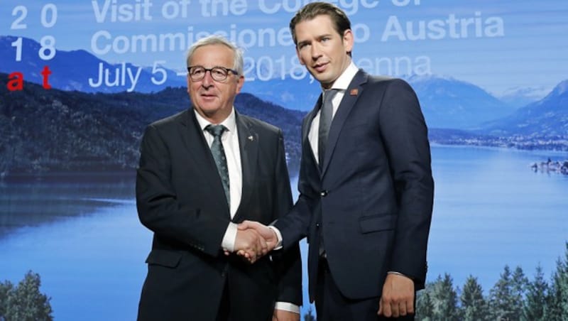 EU-Kommissionspräsident Jean-Claude Juncker vertraut auf Bundeskanzler Sebastian Kurz als „Brückenbauer“. Es werde „nichts schiefgehen“, zeigte sich Juncker anlässlich seines Besuchs in Wien überzeugt. (Bild: APA/BUNDESKANZLERAMT/DRAGAN TATIC)