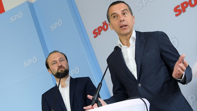 SPÖ-Chef Christian Kern (r.) und Bundesgeschäftsführer Max Lercher stellten das Ergebnis der Mitgliederbefragung vor. (Bild: APA/HANS KLAUS TECHT)