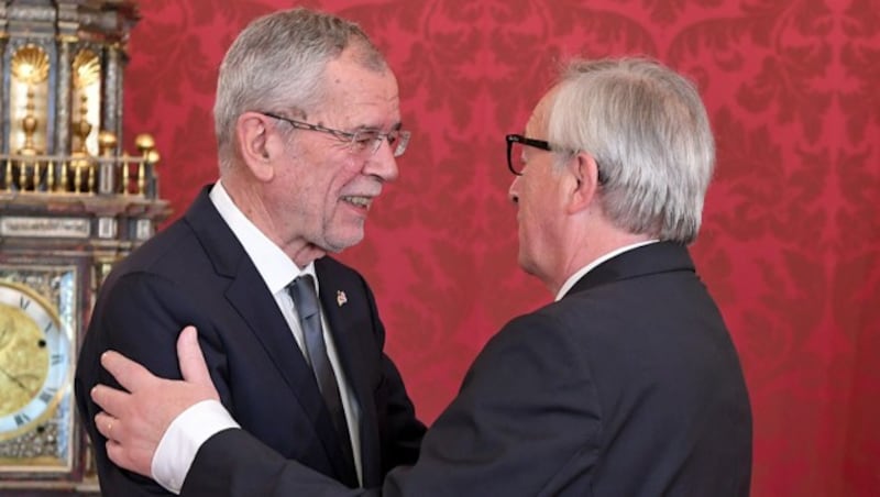 Für Bundespräsident Alexander Van der Bellen gab es die obligatorische Umarmung ... (Bild: APA/ROLAND SCHLAGER)