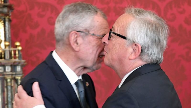 ... und Küsschen von EU-Kommissionspräsident Jean-Claude Juncker. (Bild: APA/ROLAND SCHLAGER)