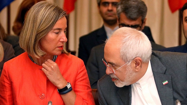 EU-Außenbeauftragte Federica Mogherini und Irans Außenminister Mohammad Javad Zarif beim Atom-Treffen in Wien (Bild: AP)