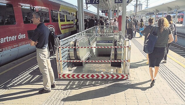 Bahnfahrer ärgern sich in Linz über die seit Wochen defekte Rolltreppe (Bild: Mario Zeko)