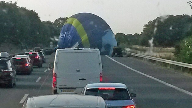 Der Heißluftballon landete mitten auf der Autobahn. (Bild: twitter.com)