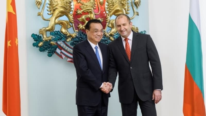 Chinas Premier Li Keqiang mit dem bulgarischen Präsidenten Rumen Radev
 (Bild: APA/AFP/Nikolay DOYCHINOV)
