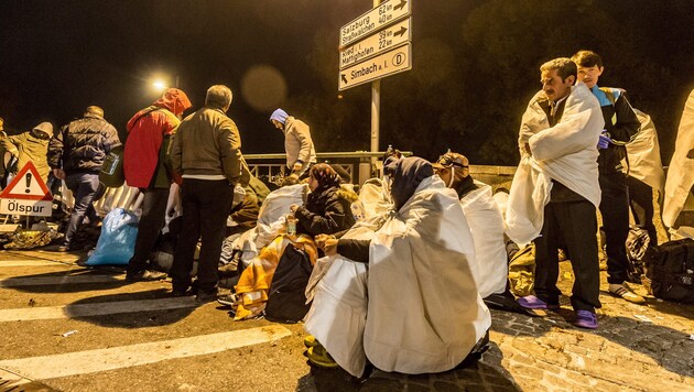 Eine unruhige Zeit kommt nicht nur auf die Flüchtlinge, sondern auch auf die Bewohner Braunaus zu. So etwas wie 2015 will niemand mehr. (Bild: APA/EPA/ARMIN WEIGEL)