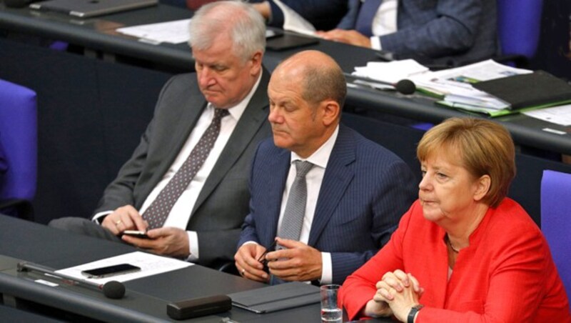 V.l.n.r.: Innenminister Horst Seehofer (CDU), Vizekanzler Olaf Scholz (SPD) und Kanzlerin Angela Merkel (CDU) (Bild: AFP )