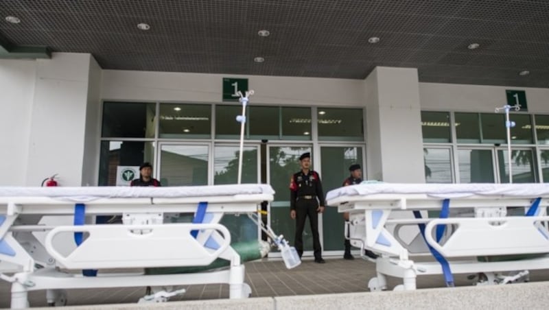 Im Krankenhaus in der knapp 60 Kilometer entfernten Stadt Chiang Rai wird alles für die Versorgung der Buben nach ihrer Befreiung aus der Höhle vorbereitet. (Bild: AFP)