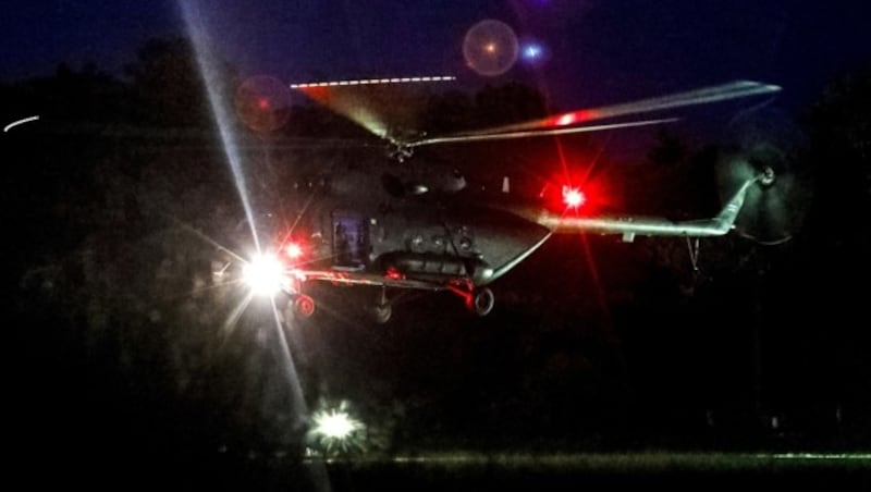 Die ersten Buben wurden vom Basislager bei der Höhle bereits in ein Krankenhaus geflogen. (Bild: AFP)