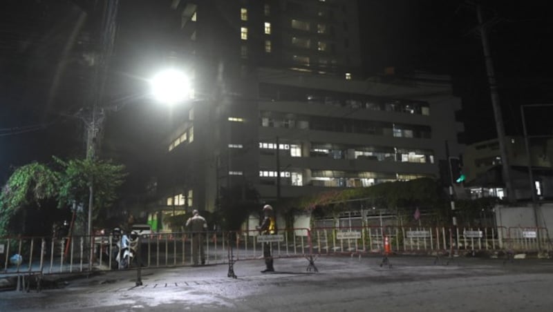 In diesem Krankenhaus werden die aus der Höhle geretteten Buben medizinisch versorgt. (Bild: AFP)