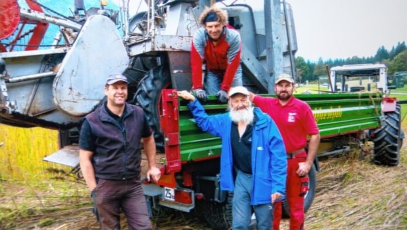 Gemeinsam mit den Familien Halbfurter und Bachlechner bauen Silvia und Bernhard Astner seit drei Jahren Hanf an. (Bild: Evelyn HronekKamerawerk)