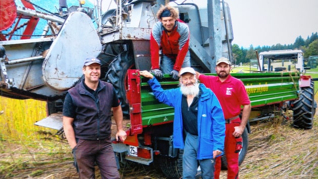 Gemeinsam mit den Familien Halbfurter und Bachlechner bauen Silvia und Bernhard Astner seit drei Jahren Hanf an. (Bild: Evelyn HronekKamerawerk)