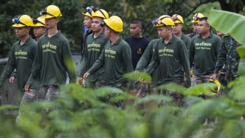 Thailändische Soldaten vor dem Eingang der Höhle, in der weiterhin acht Buben und ihr Trainer eingeschlossen sind (Bild: AFP)