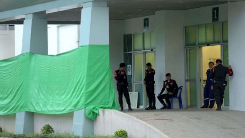 Die Polizei bewacht das Krankenhaus, in dem sich die vier geretteten Buben befinden. (Bild: AFP )