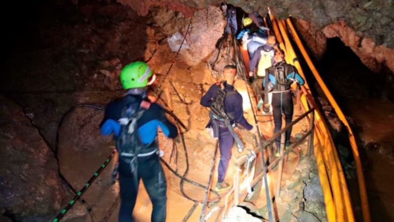 Die Taucher begeben sich für die Rettungsaktion in die Höhle. (Bild: Royal Thai Navy)