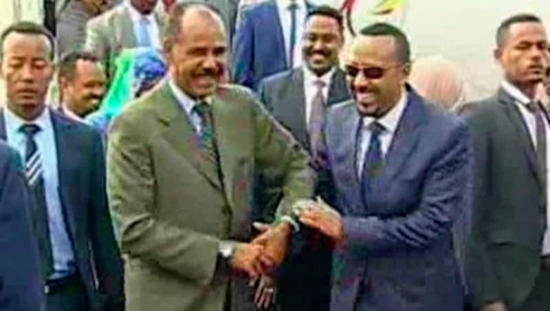 Der äthiopische Premierminister Abiy Ahmed (re.) wird von Eritreas Präsident Issaias Afwerki herzlich empfangen. (Bild: ASSOCIATED PRESS)