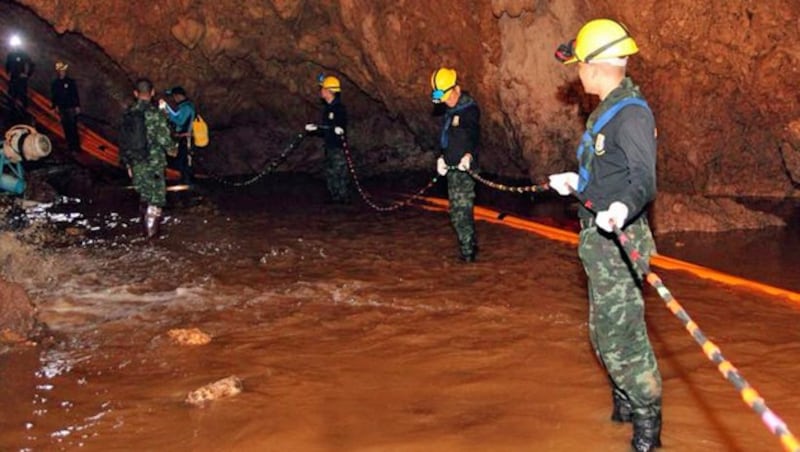 Eine Führungsleine hilft den Rettungstauchern, durch das schlammige Wasser in der Höhle zu navigieren. (Bild: facebook.com)
