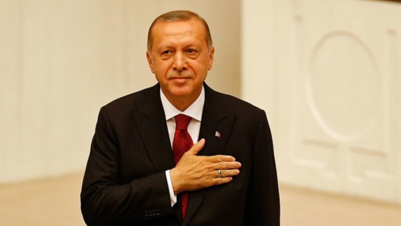 Bei seiner Angelobung schwor Erdogan, „dem Rechtsstaat gegenüber loyal zu bleiben“. (Bild: AP)