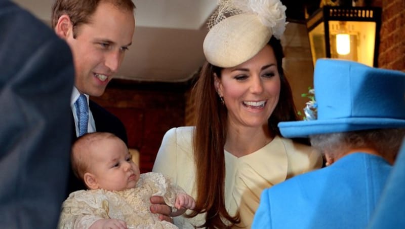 Prinz William und Herzogin Kate im Oktober 2013 bei der Taufe von Prinz George in der Kapelle des St. James‘s Palast im Gespräch mit Königin Elizabeth (Bild: AFP)