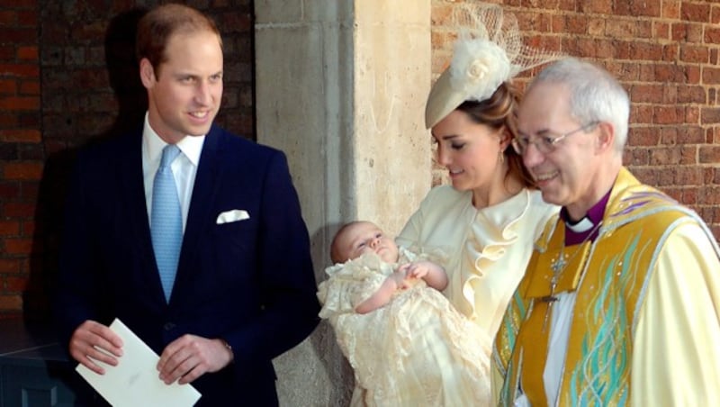 Prinz William und Herzogin Kate nach der Taufe ihres Erstgeborenen, Prinz George, mit Erzbischof Justin Welby (Bild: PA)