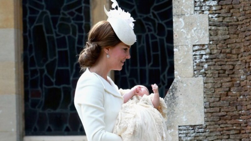 Herzogin Kate mit Täufling Prinzessin Charlotte vor der Kirche St. Mary Magdalene in Sandringham im Juli 2015 (Bild: www.PPS.at)