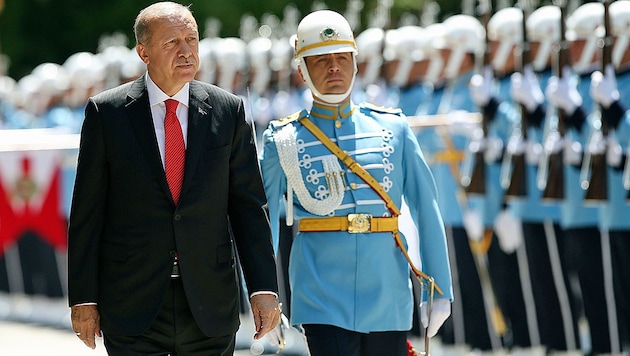 Recep Tayyip Erdogan ist nun Staatspräsident und Regierungschef. (Bild: AP)