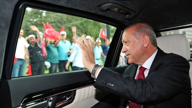 Der neue alte Präsident winkt seinen Anhängern zu. (Bild: APA/AFP/Turkish President Office/KAYHAN OZER)