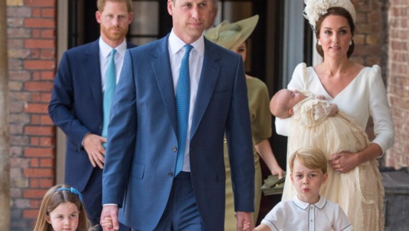 Prinz William geht mit Prinzessin Charlotte und Prinz George an der Hand vor Herzogin Kate, die Baby Louis im Arm trägt, in die Kapelle des St. James‘s Palastes in London. Im Hintergrund zu erkennen: Prinz Harry mit Gattin Herzogin Meghan. (Bild: AP)