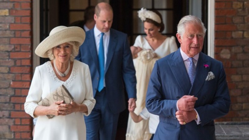 Herzogin Camilla und Prinz Charles auf dem Weg zur Taufe ihres jüngsten Enkelkindes Prinz Louis (Bild: AP)