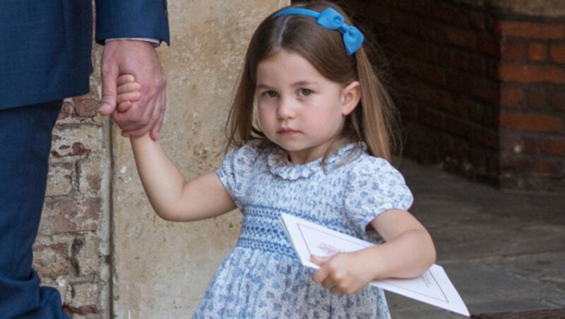 Prinzessin Charlotte hat ein Festprogramm der Taufe mitgenommen. (Bild: AP)