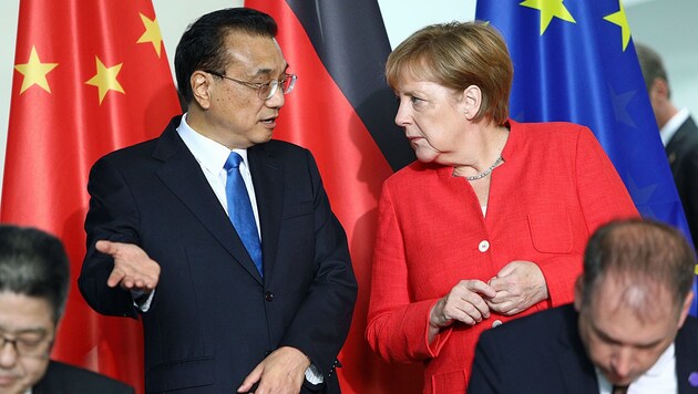 Chinas Premier Li Keqiang und Deutschlands Angela Merkel trafen zu Regierungskonsultationen zusammen und stärkten dabei die Handelsbeziehungen zwischen den beiden Staaten. Bahnt sich eine Allianz gegen Donald Trumps Abschottungspolitik an? (Bild: APA/AFP/OMER MESSINGER)